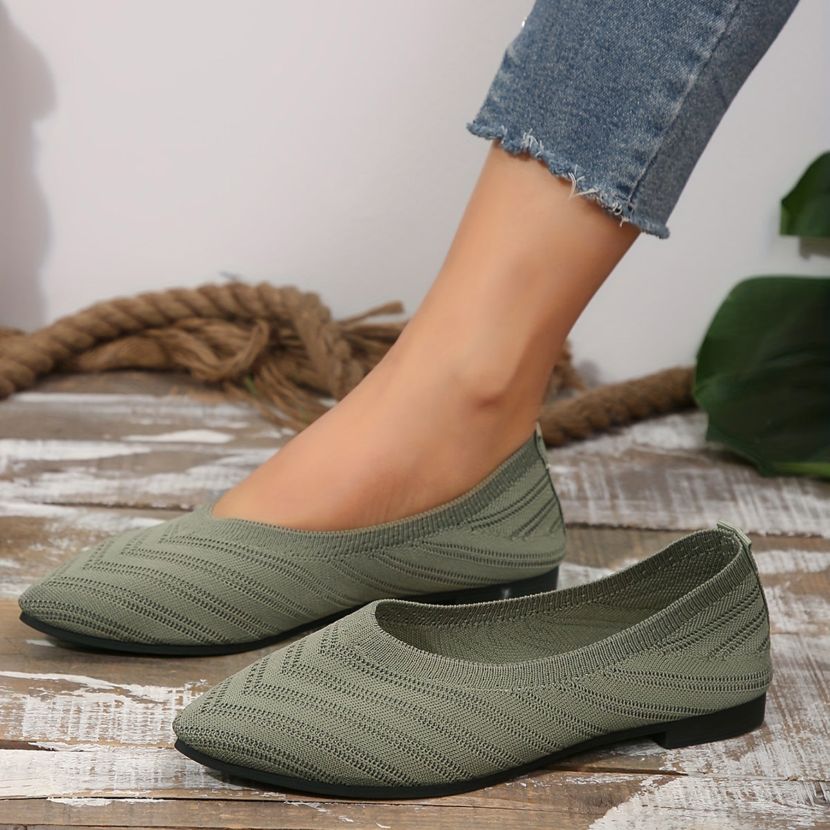 GifitoLuck Women’s Breathable Pointed Knit Flats, Lightweight Slip-On Casual Shoes for Spring 2026, Comfortable Everyday Walking Gift for Mum or Grandma
